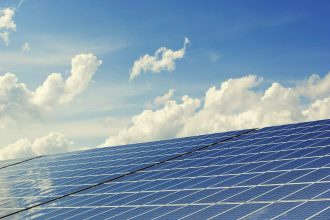 Panneaux solaires sur un toit résidentiel ensoleillé