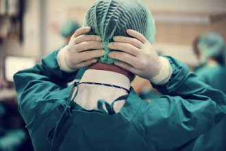Médecin en train de préparer une opération à Marseille
