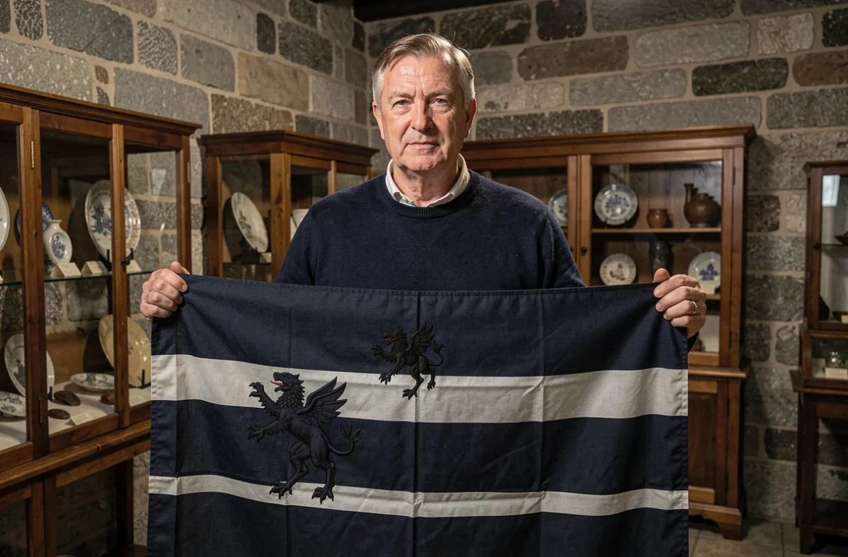 Homme breton tenant le drapeau Gwenn-ha-Du dans un musée du patrimoine breton présentant les hermines et bandes