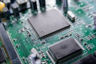 Détail d'un microcircuit avec puce électronique en gros plan