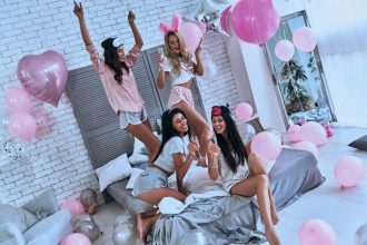 Bouteilles de champagne prêtes pour un enterrement de vie de jeune fille