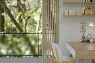 table scandinave en bois dans un intérieur minimaliste élégant